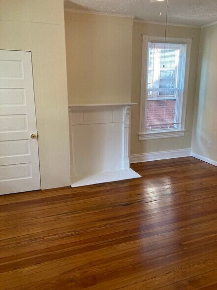 Building Photo - 834 N Augusta St