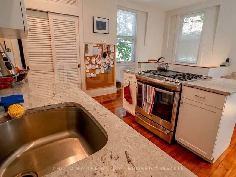 Building Photo - 61 Pond St