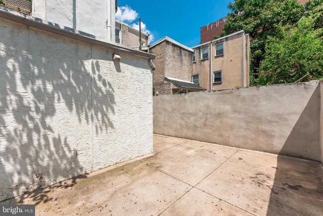 Building Photo - 1529 N Lawrence St
