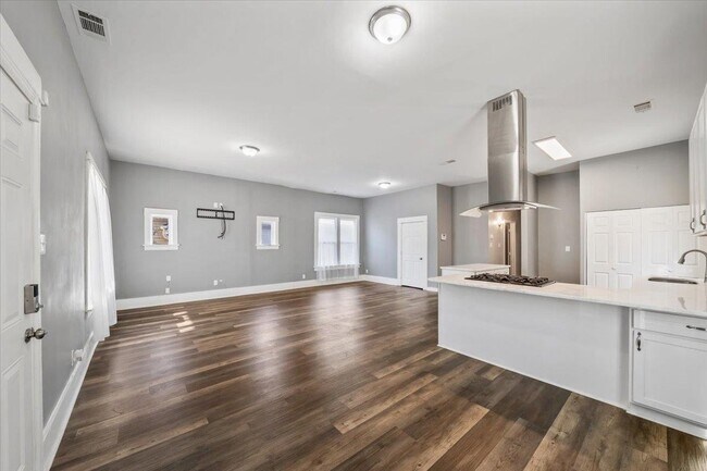 Building Photo - 2046 Courtland Pl