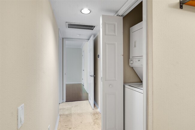 Building Photo - 1860 White Oak Dr