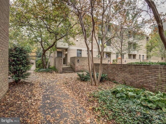 Building Photo - 1265 Delaware Ave SW