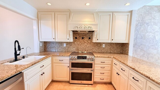 Building Photo - Gorgeous Two (2) Suites--- Executive Style 2BD/2.5BA + Loft, Two-Story TH at The Lake at Canyon L...