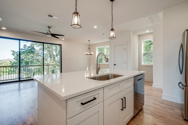 Building Photo - Stunning 4-Bedroom Nashville Home with Granite Countertops, Hardwood Floors, and Fireplace!