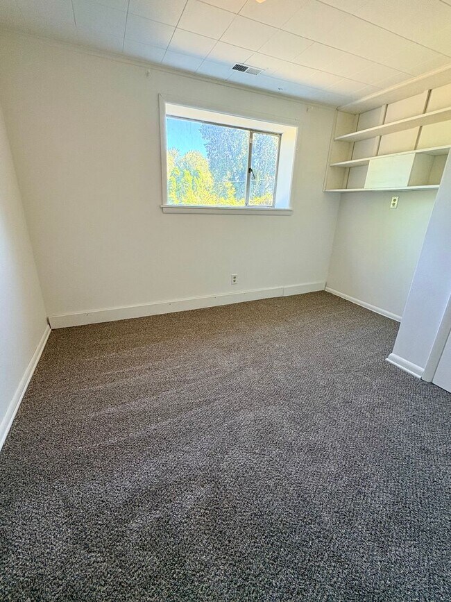 Building Photo - 5 Bed/1.5 Bath Beacon Hill Home with Gorgeous Views!