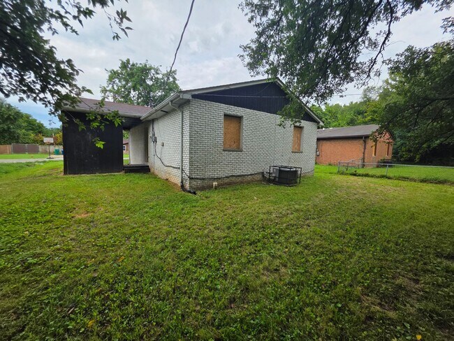 Building Photo - 1305 Richard Dr