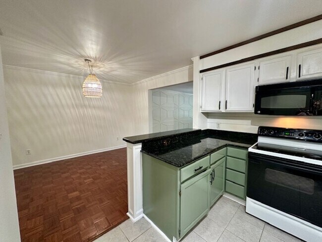 Building Photo - LIVE IN THE HEART OF FOREST ACRES