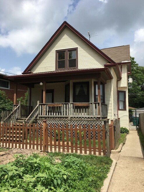 Building Photo - 7228 N Rogers Ave