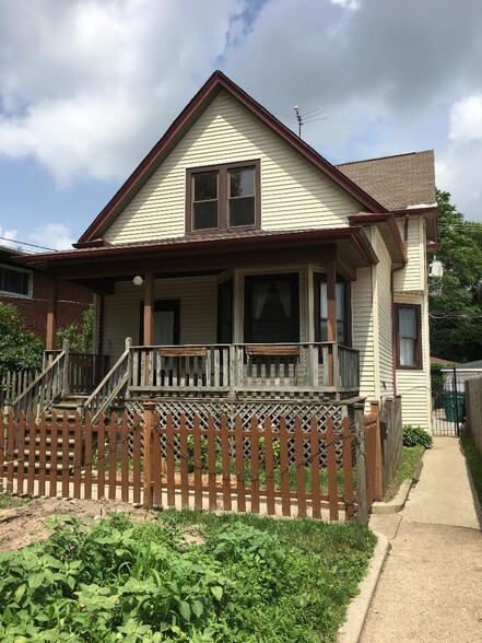 Primary Photo - 7228 N Rogers Ave