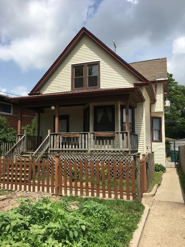 Building Photo - 7228 N Rogers Ave