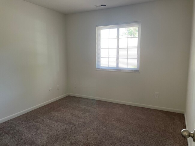 Building Photo - Newly Updated 3 bedroom apartment