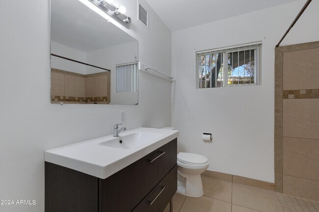 Building Photo - 335 E Solana Dr