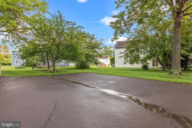 Building Photo - 560B Thrush Ct
