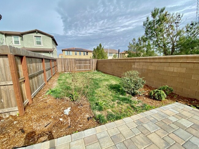 Building Photo - AVAILABLE BY 5/9, SPACIOUS 3 BED, 2.5 BATHS, 2 CAR GARAGE WITH LARGE BACKYARD ON A CUL-DE-SAC
