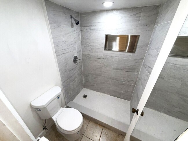 Building Photo - 3670 Inverrary Dr