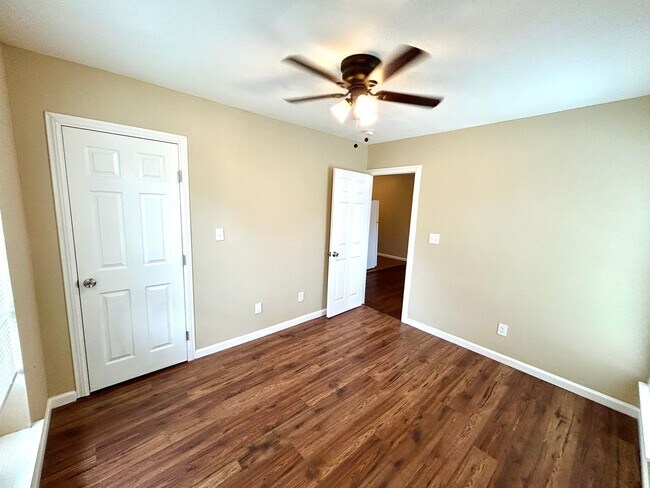 Building Photo - 1222 Fenfield Ave