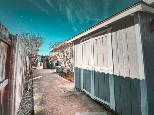 Building Photo - Beautiful Central Point 3 Bedroom 2 Bath Home