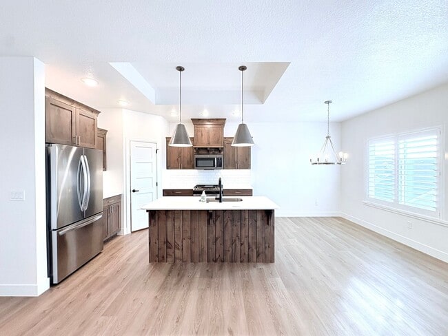 Building Photo - Six Bedroom House!! FREE: WiFi, Lawn care and Water softener!!