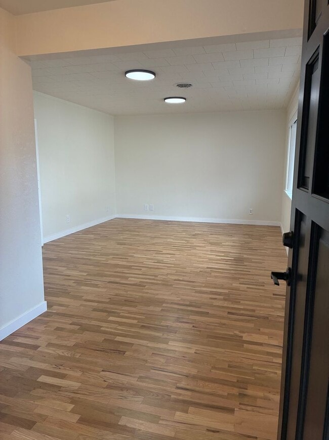 Building Photo - Quiet 3 Bedroom, 2 Bath with Large Backyard