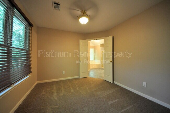 Building Photo - 7115 Red Fox Ln