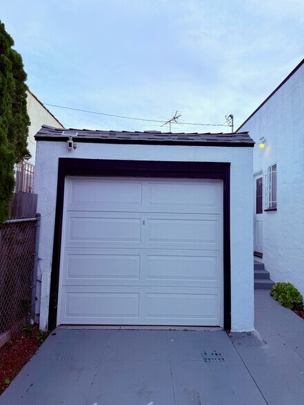 Building Photo - 6000 4th Ave