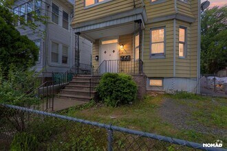 Building Photo - Spacious 4BR Apartment in Newark