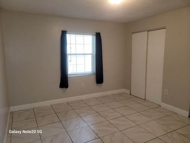 Building Photo - FOR RENT!! CUTE AND CHARMING 2 BEDROOM 1 BATH END UNIT TRIPLEX FOR RENT (MOVE IN SPECIAL)...