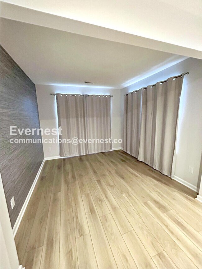 Building Photo - 830 S Greenway Dr