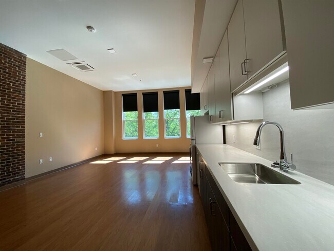 Building Photo - 83 Hanover St