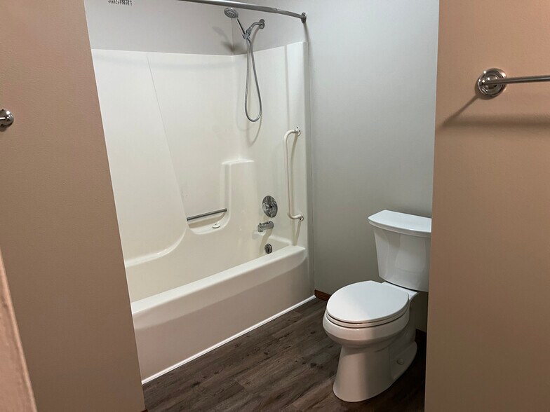 main bathroom - 109 Woodview Dr