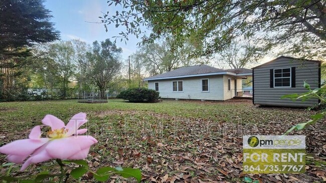 Building Photo - 2 Pineview Dr