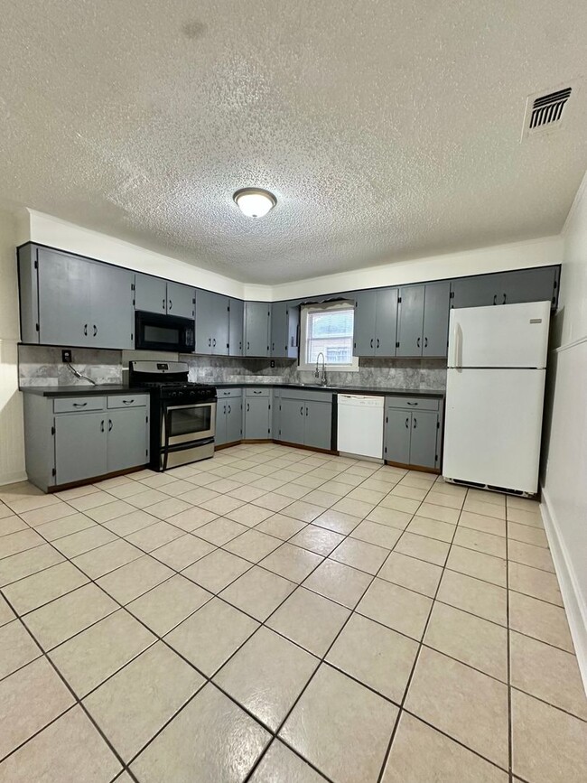 Building Photo - Now Available -  Spacious 3-Bedroom Home A...