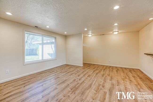 Building Photo - Tucked away 2 Bed 1 Bath Duplex in Hillsboro