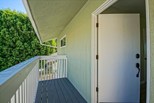 Building Photo - NEWLY REMODELED, SPLIT-LEVEL 3BR2BA DUPLEX...