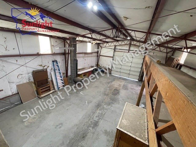 Building Photo - Horse Property - 3 bed 3 bath with ample s...