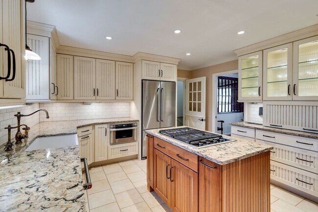 Building Photo - Shy's Hill Road Rental