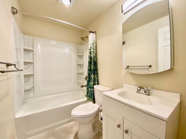 Building Photo - Practical Renton rambler with large yard