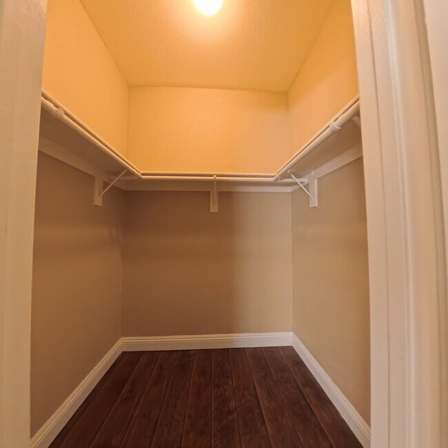 Building Photo - Lovely 2 Bed, 2 Bath Condo at South Gate!
