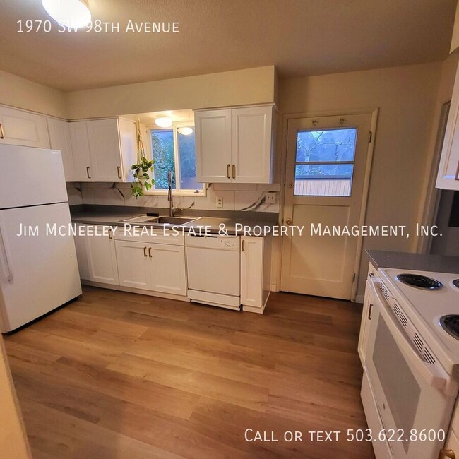 Building Photo - Remodeled 2-Bedroom Duplex with Bonus Room...