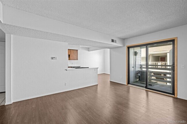 Building Photo - Metro Denver Condo with all the amenities