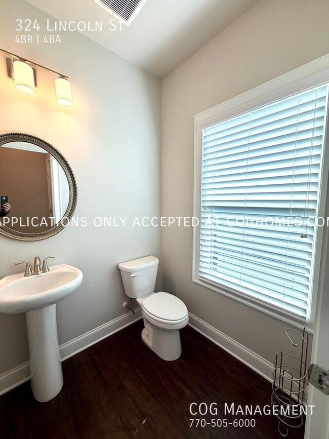 Building Photo - 324 Lincoln St