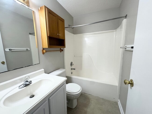 Building Photo - 203 Oakwood Ln