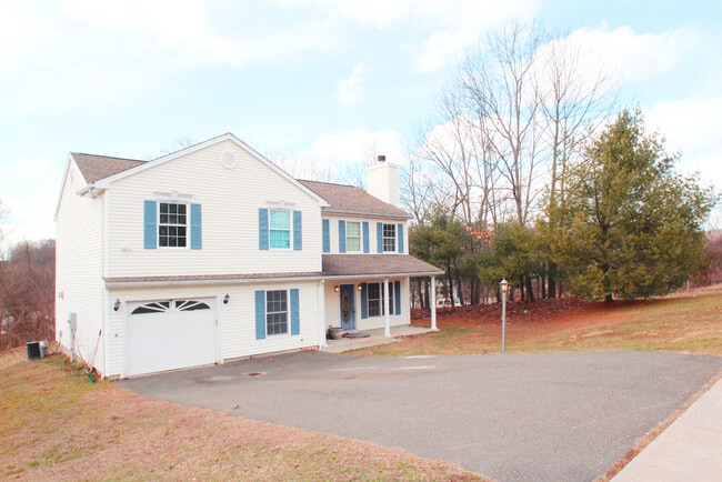 Building Photo - Lovely 4BD / 2 Bath High Ranch
