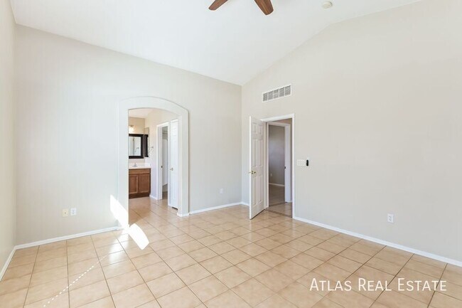 Building Photo - 554 S Sunny Rock Dr