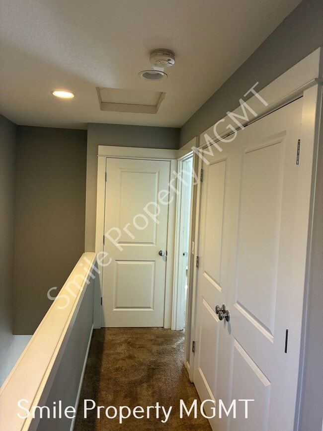 Building Photo - A beautiful 3 bedrooms and 2.5 bathrooms townhouse located in in Milwaukie city.