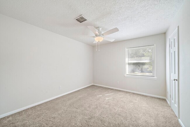 Building Photo - 6302 Hickorycrest Dr
