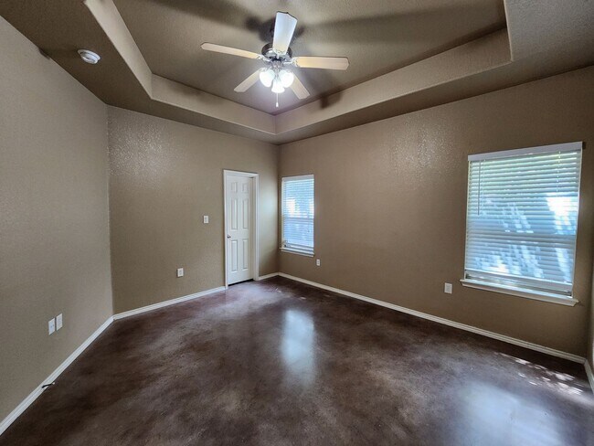 Building Photo - 3/2/1 Duplex w/ Stained Concrete Floors Th...