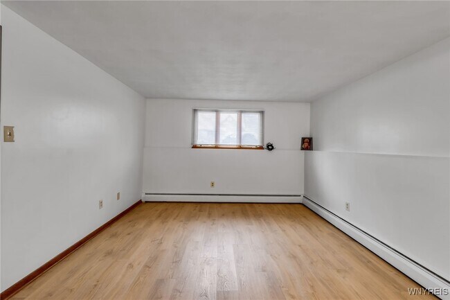 Building Photo - 28 Mead St