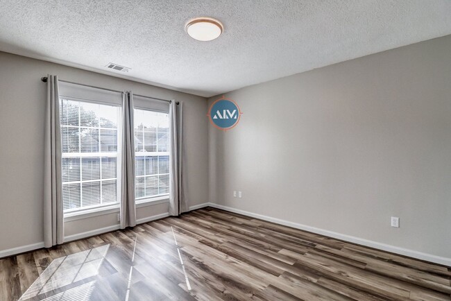 Building Photo - Beautiful SECOND FLOOR condo in the charmi...