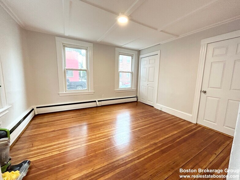 Building Photo - 13 Saratoga St